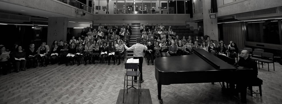 Richard Cooke in rehearsal with the Royal Choral Society